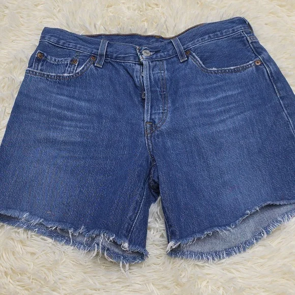 Levi's Women's Classic Blue Jean Shorts - Picture 3 of 5
